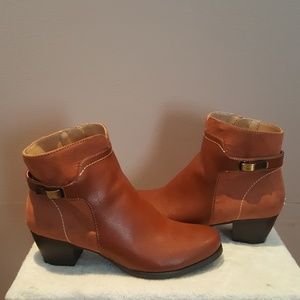 Naturalizer Faux leather/faux suede ankle boots